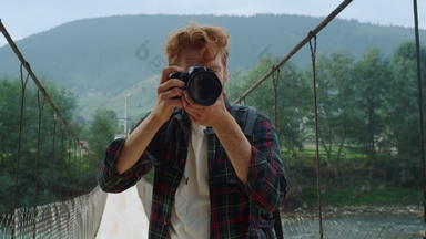 特写镜头旅行者采取相机照片专业摄影师享受山